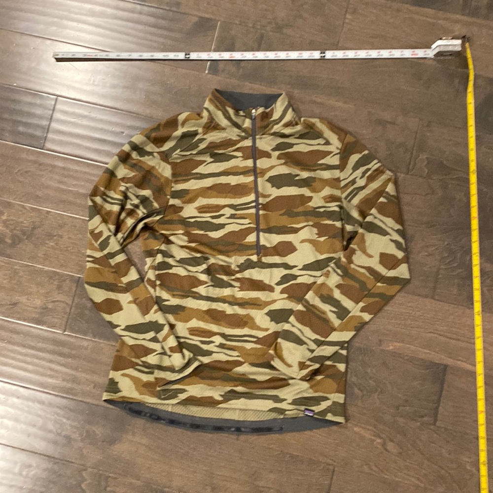 Pantagonia light weight pullover.